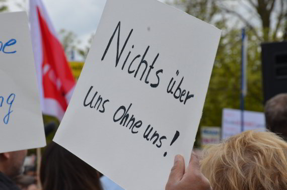 Protesttag 4. Mai 2016 in Berlin. Plakat "Nichts über uns ohne uns!"
