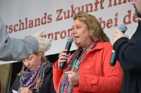 MdB Kerstin Tack auf Kundgebung im Mai 2016 vor dem Brandenburger Tor Berlin