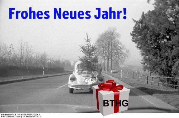 Fotomontage Weihnachtsbaum auf VW-Käfer mit BTHG-Geschenk und Neujahhrsgrüßen