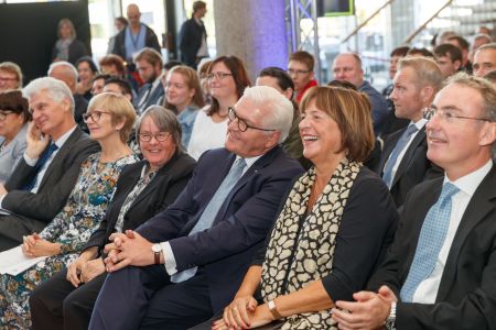 Beim Jubiläumsfest sitzen neben Bundespräsident Steinmeiner die Lebenshilfe-Vorsitzende Ulla Schmidt und Vorstandsmitglied Ramona Günther