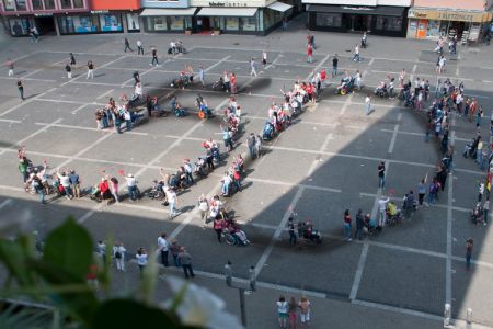 Menschen haben auf dem stuttgarter Rathausplatz die Zahl 50 gebildet.