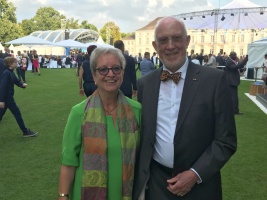 Frau und Herr von der Recke stehen im Garten des Bundespräsidialamtes in Berlin