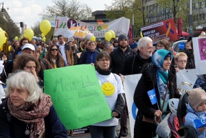 Demonstrationsteilnehmende mit Plakaten und Luftballons am 10. April 2019 in Berlin.
