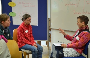 In der Arbeitsgruppe zum BTHG in Einfacher Sprache. Links eine Teilnehmerin, rechts Ingeborg Woitsch.