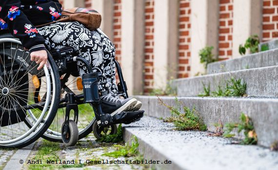 Rollstuhl vor einer Treppe. (c) Andi Weiland | Gesellschaftsbilder.de